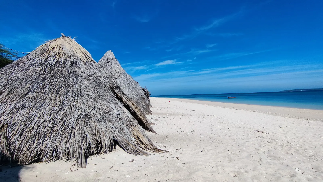 Menjelajahi Keindahan Alam Pantai Tablolong
